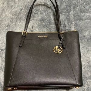 Michael Kors Tote purse (outlet)